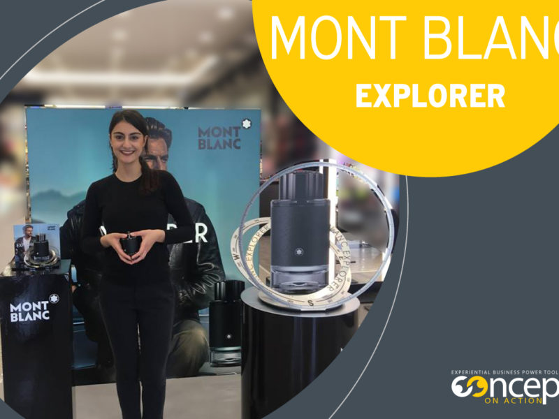 κοπέλα promoter της Concept On Action κρατάει και παρουσιάζει το άρωμα Explorer του οίκου Montblanc στα πλαίσια ενέργειας promotion, στο χώρο της επιλεκτικής διανομής καλλυντικών
