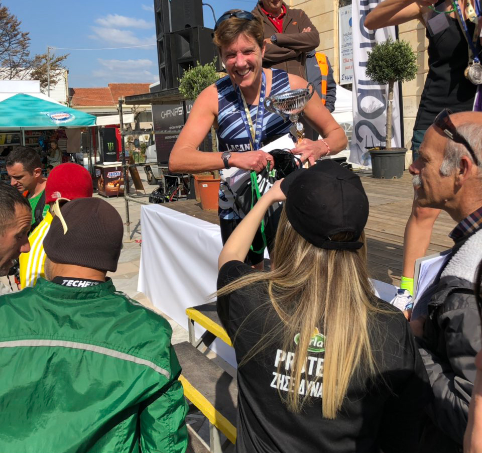 o νικητής του Βίκος Street Relays 2019 κρατάει το βραβείο του και πανηγυρίζει. Μπροστά του στέκεται η promoter της Concept On Action που φοράει μπλουζάκι Arla Protein